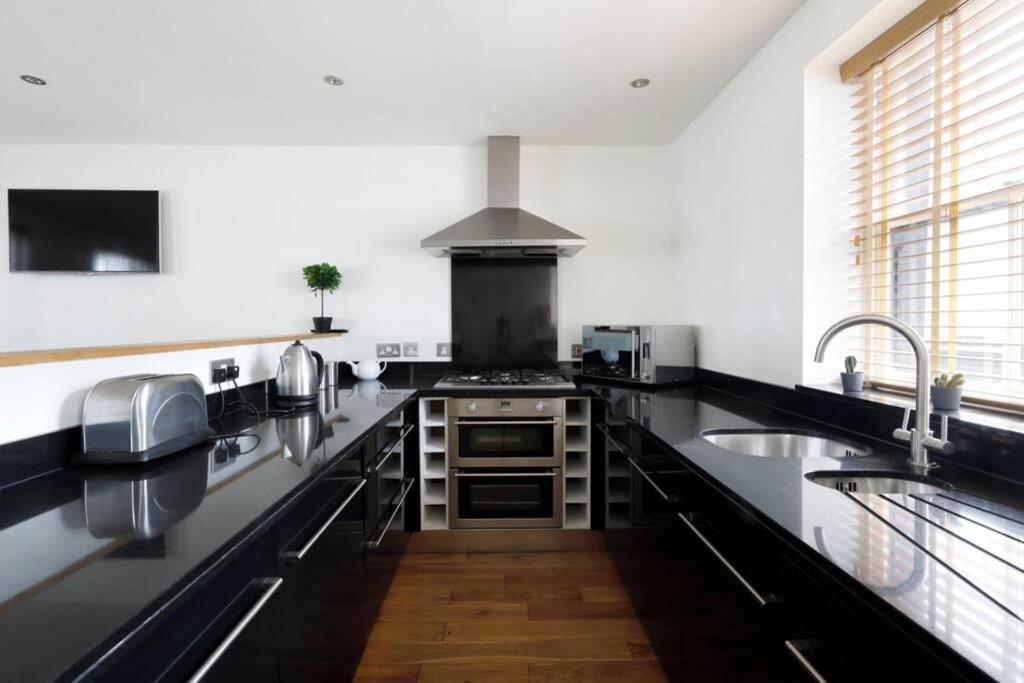 Beautiful 2 Bedroom Mews House With Parking By The Beach Hove Esterno foto